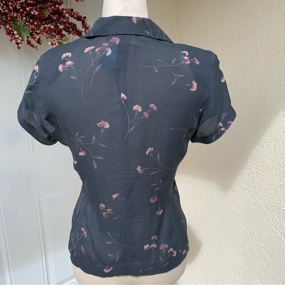 JONES NEW YORK! Beautiful Gray & Pink floral Shirt. 100% Silk. Shoulder pads. - Picture 5 of 10